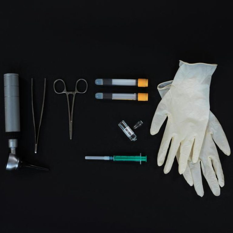 Holding-pill-726553e4a06a4f51bd66d1cb0b994327