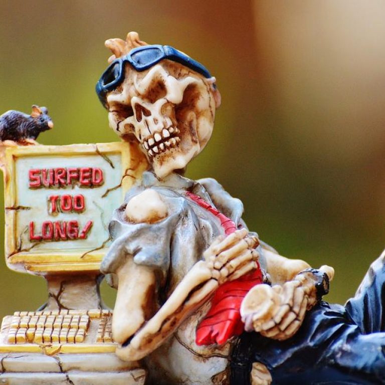 computer-addiction-4c91a36682ee42d6a9b864bdef0cee0b